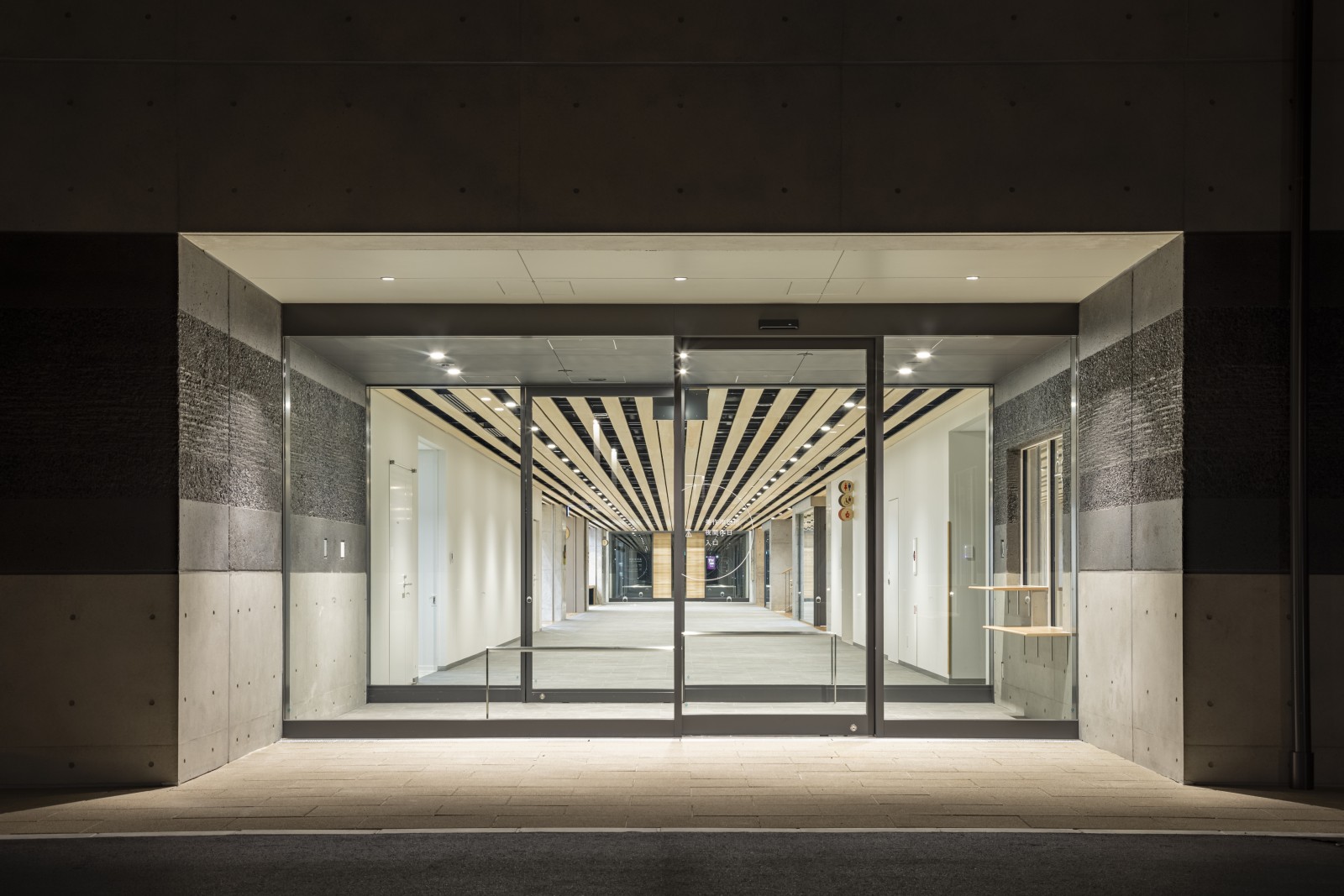 美作市役所の建築写真 7